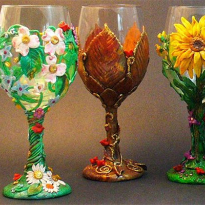 用DIY陶艺装饰的创意玻璃酒杯