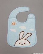 自己在家DIY制作一条兔子围兜给宝宝吧