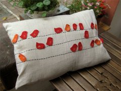 装饰小巧可爱且造型简单的小鸟图案的靠枕