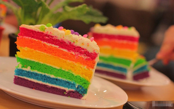 颜色漂亮的夏日彩虹DIY烘焙蛋糕跟大家分享