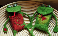 手工羊毛毡DIY表情贱贱的小青蛙手机保护袋