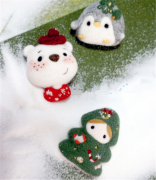 美好的圣诞节里的圣诞娃娃小熊小企鹅羊毛毡作品