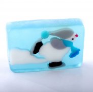 手工DIY可爱的企鹅在滑冰的卡通皂产品欣赏