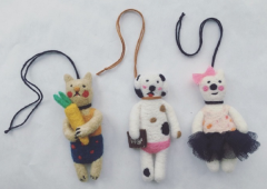手工羊毛毡DIY制作的换上五彩的花裙子小女孩