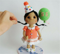 钩针DIY制作创意手工作品之拿着气球的小女孩