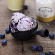 手工香甜可口的烘焙DIY创意制作的蓝莓冰淇淋