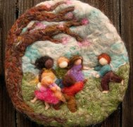 羊毛毡手工DIY树下开心玩耍的孩子们