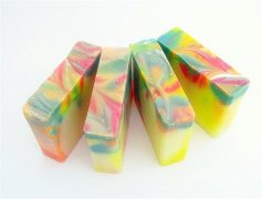 彩色的创意方块手工DIY香皂作品欣赏