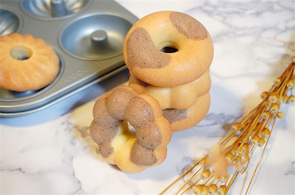 烘焙DIY手工制作美味的双色甜甜圈
